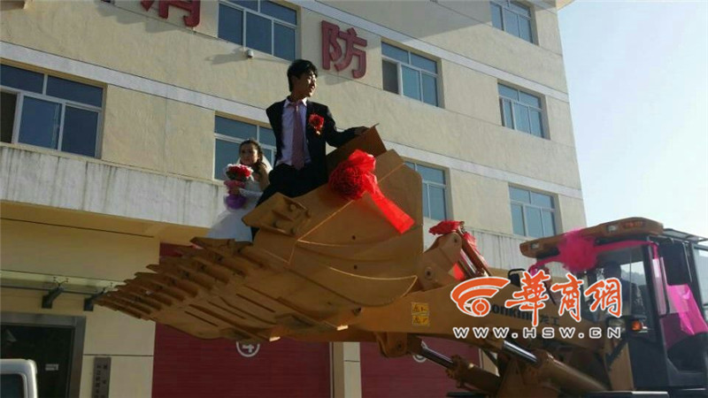 陜西小伙開8臺(tái)裝載機(jī)接新娘。