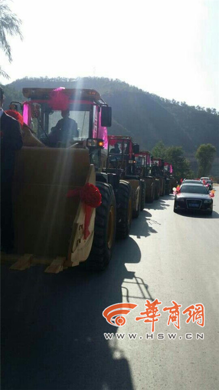 陜西小伙開8臺(tái)裝載機(jī)接新娘。