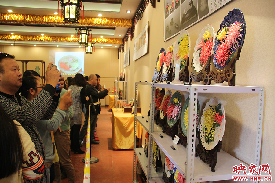 菊花官瓷吸引大家關(guān)注。