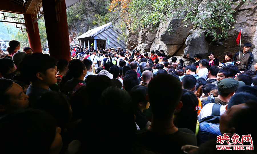 不到百米的碼頭上，等待上船的幾百名游客擁擠在一起