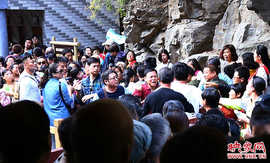 候船碼頭上，游客由于擁擠發(fā)生摩擦沖突