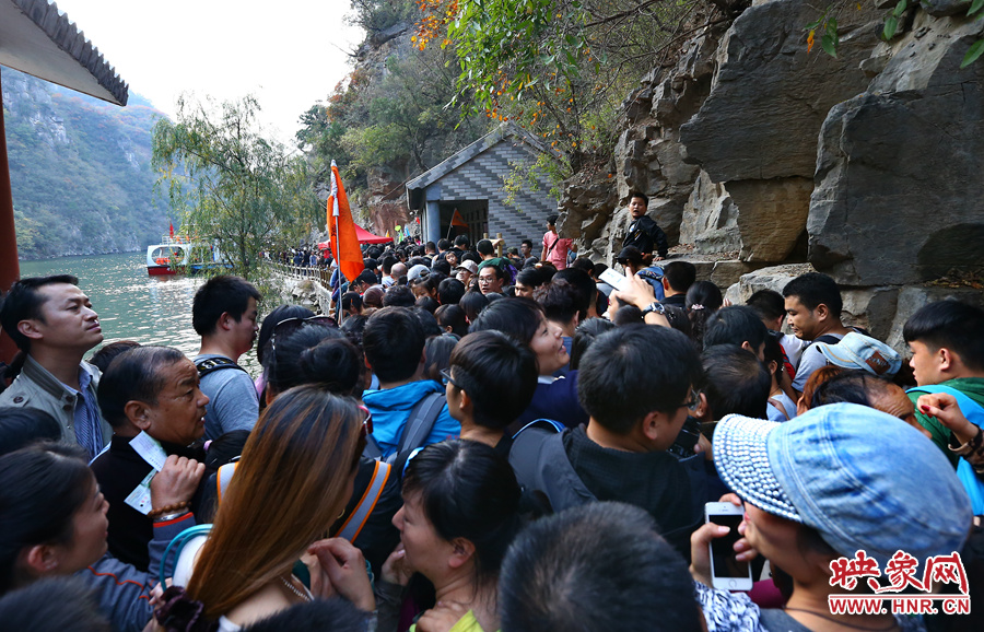 由于景區(qū)沒有良好的疏導(dǎo)和管理，讓游玩的游客被混亂的狀態(tài)破壞了好心情