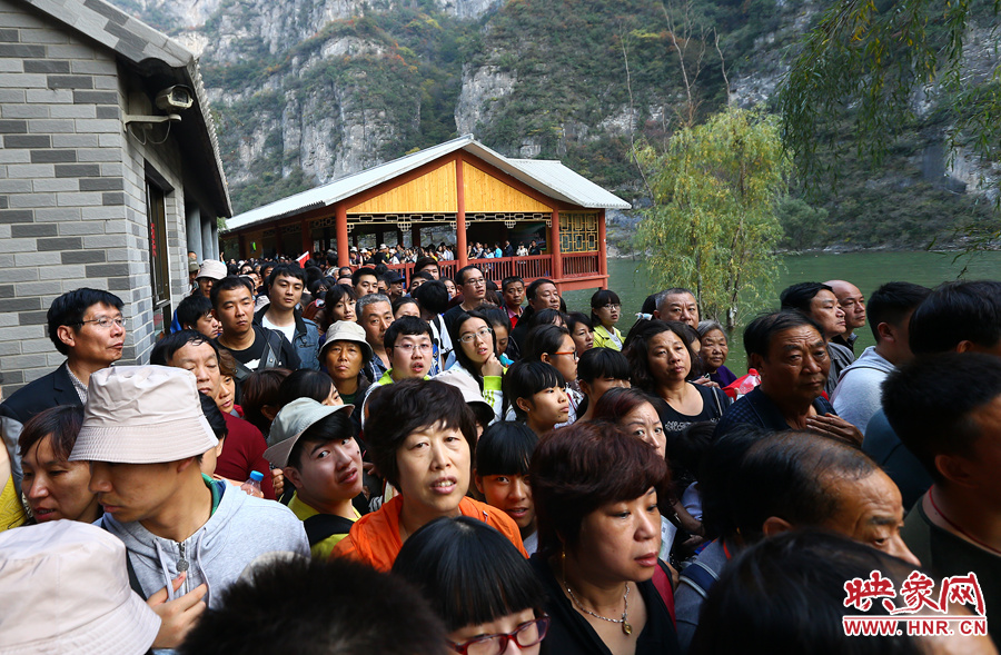 等待上船的碼頭上，游人擁擠不動