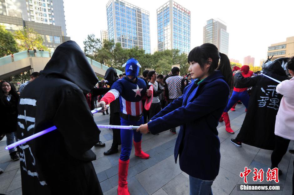 “復(fù)仇者聯(lián)盟”與人類共戰(zhàn)“異形”霧霾軍團(tuán) “復(fù)仇者聯(lián)盟”與人類共戰(zhàn)“異形”霧霾軍團(tuán)