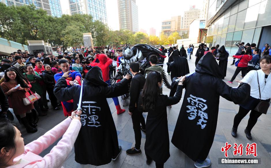 “復(fù)仇者聯(lián)盟”與人類共戰(zhàn)“異形”霧霾軍團(tuán) “復(fù)仇者聯(lián)盟”與人類共戰(zhàn)“異形”霧霾軍團(tuán)