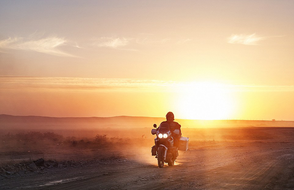 彼得·格里明科在哈薩克斯坦公路上騎行。（網頁截圖）