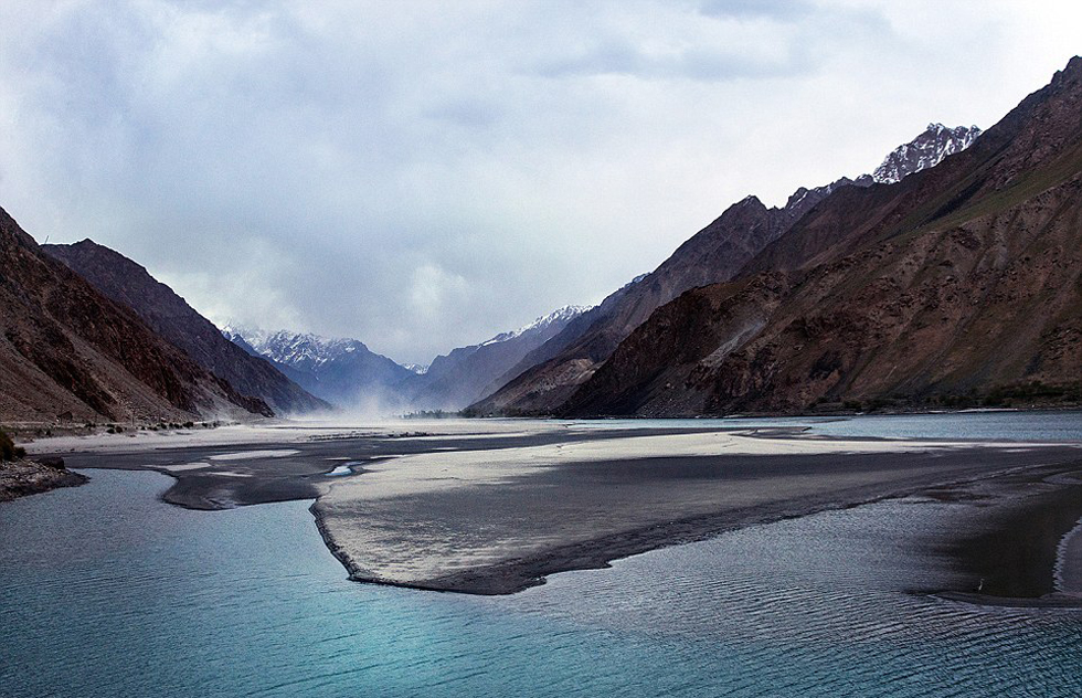 夫婦倆穿越東歐到達亞洲，沿途拍攝到許多美景。