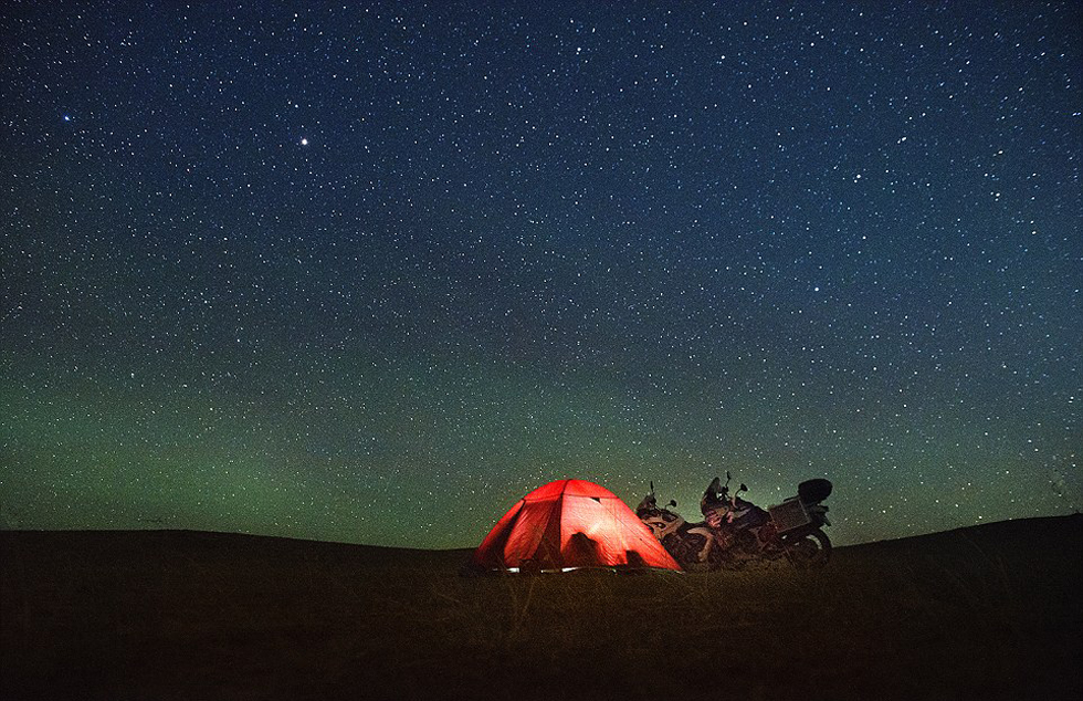 他們曾遭遇沙塵暴和嚴寒，且數天無法洗澡。