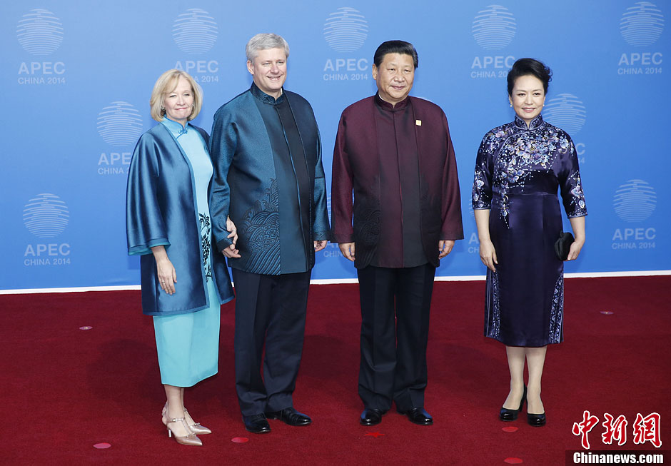 圖為習(xí)近平夫婦歡迎加拿大總理哈珀夫婦。中新社發(fā) 杜洋 攝