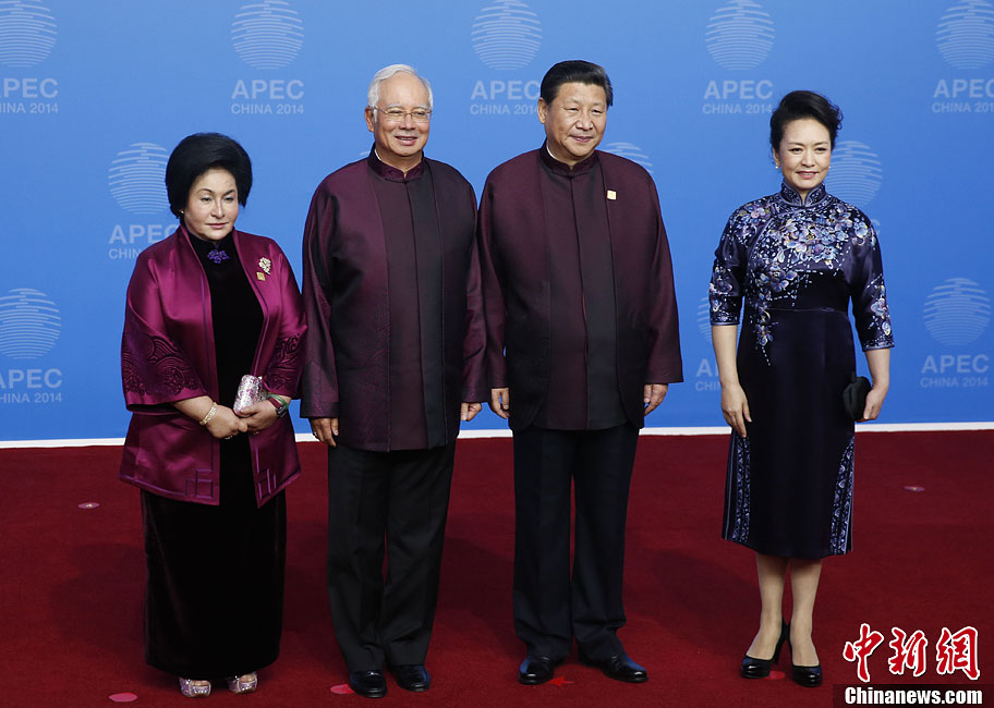 圖為習(xí)近平夫婦歡迎馬來西亞總理納吉布夫婦。中新社發(fā) 杜洋 攝