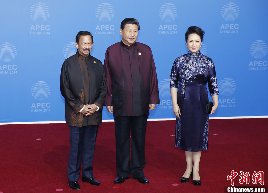 圖為習(xí)近平夫婦歡迎文萊蘇丹哈桑納爾。中新社發(fā) 杜洋 攝