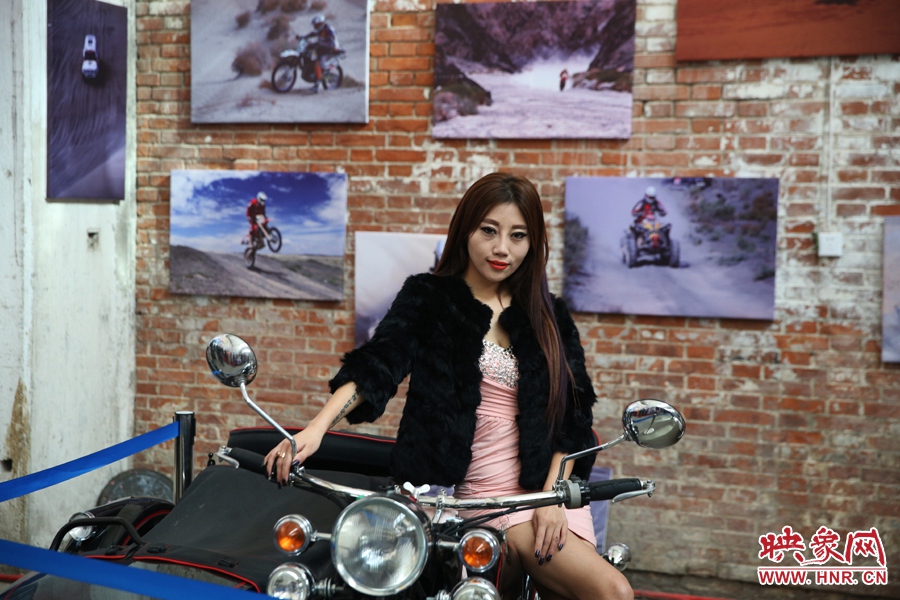 姐是車模，賽車的車。