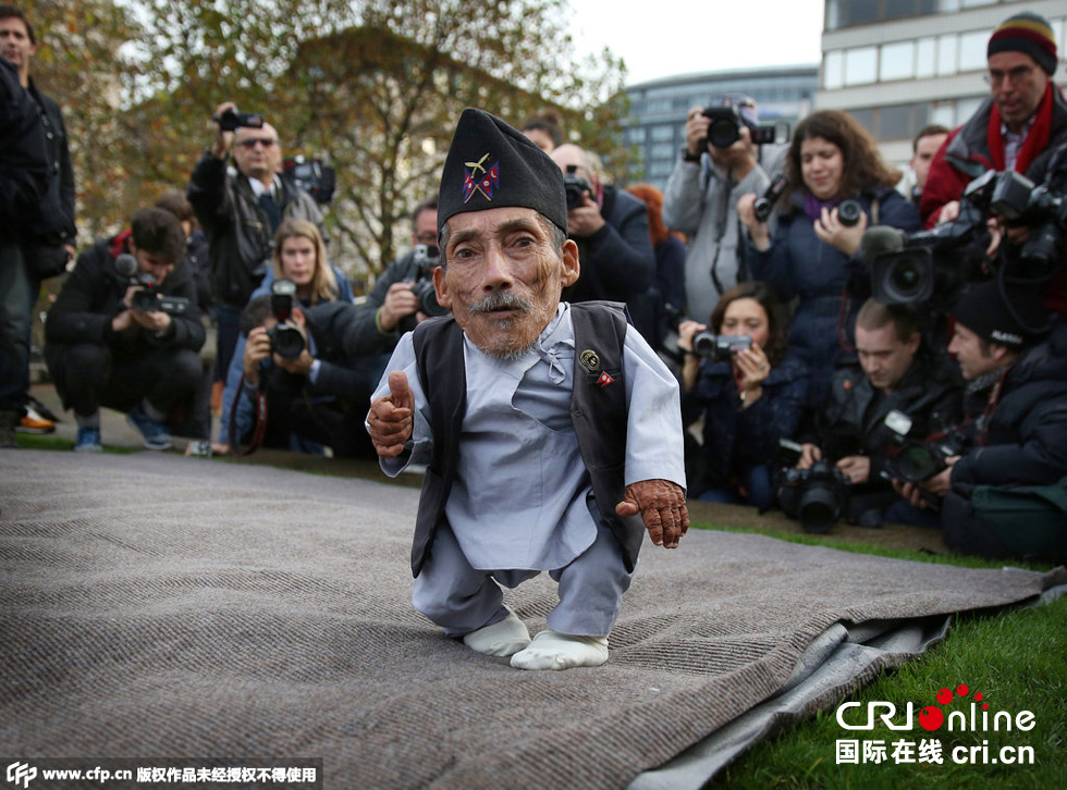 當(dāng)?shù)貢r間2014年11月13日，英國倫敦，世界上最矮的男子錢德拉·巴哈杜爾·唐吉與世界上最高的男子蘇