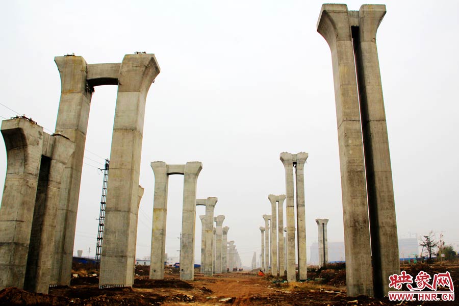 橋墩聳立，一片荒涼。