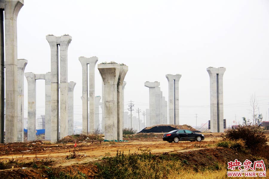 施工項目部偶爾會有車輛來往。