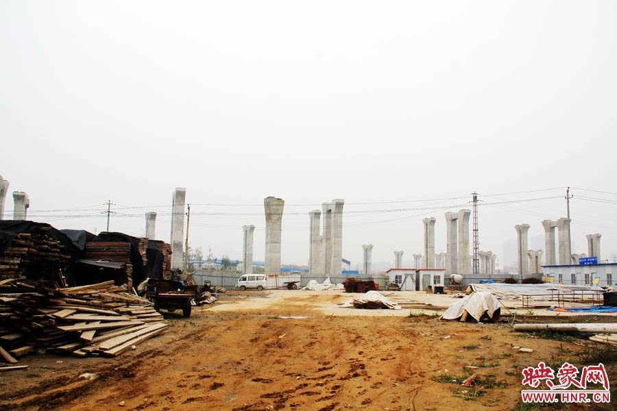 項目已經(jīng)停工數(shù)月，施工工地上很難見到工人，設備也很少。