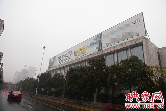 河南省人民會(huì)堂南面戶外廣告。