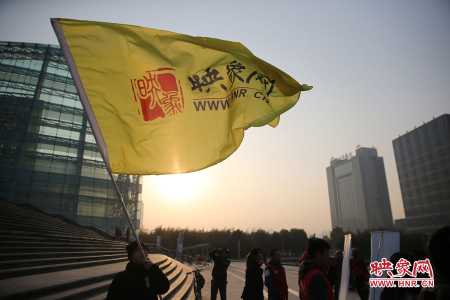 在映象網(wǎng)旗幟的召喚下，車友們匯聚在鄭東新區(qū)。