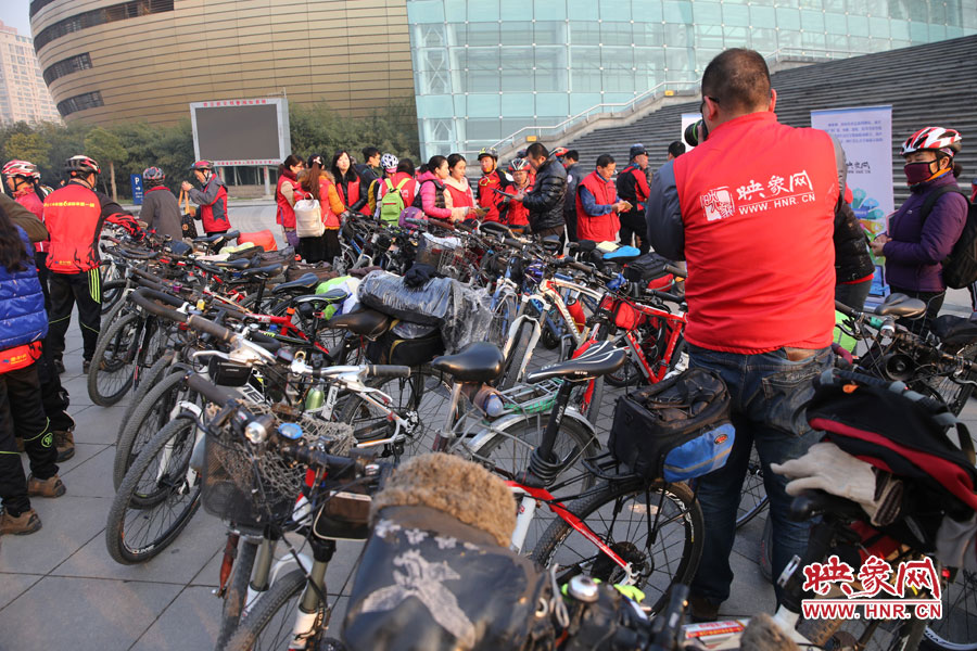 參加活動的車友太多，忙壞攝影師