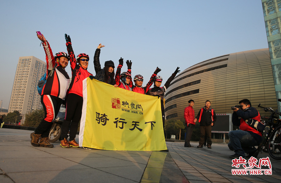 映象網(wǎng)騎行天下的車友，快樂寫在臉上