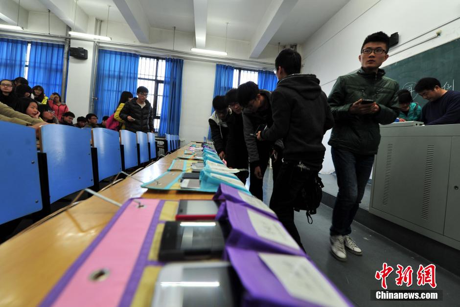河北一大學(xué)拒絕“課堂低頭族” 學(xué)生上課“人機(jī)分離” 河北一大學(xué)拒絕“課堂低頭族” 學(xué)生上課“人機(jī)分離”