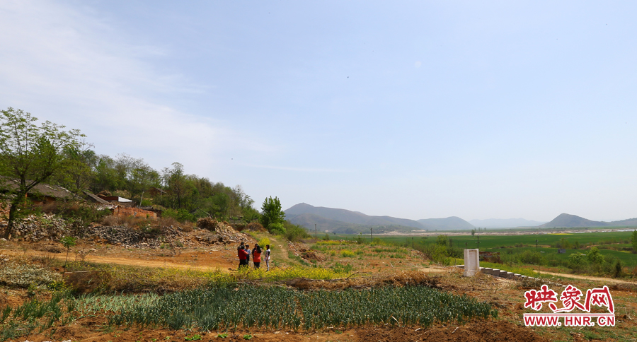 畫面左側(cè)的石井村是個只有十幾口人的小村，庫區(qū)移民搬遷時從遠(yuǎn)處低洼處遷到此