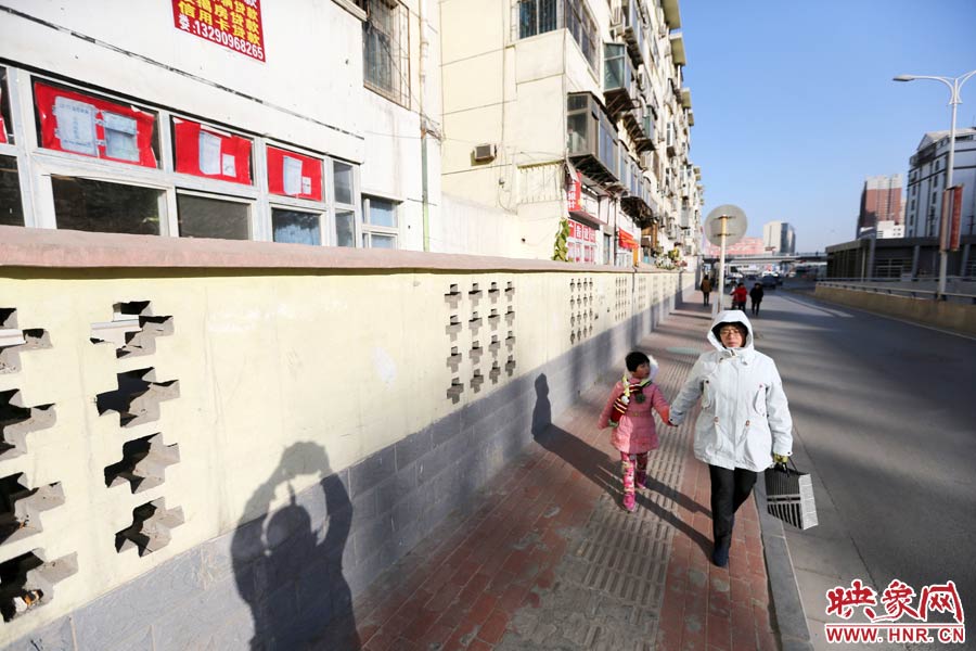 市民從墻外走過。