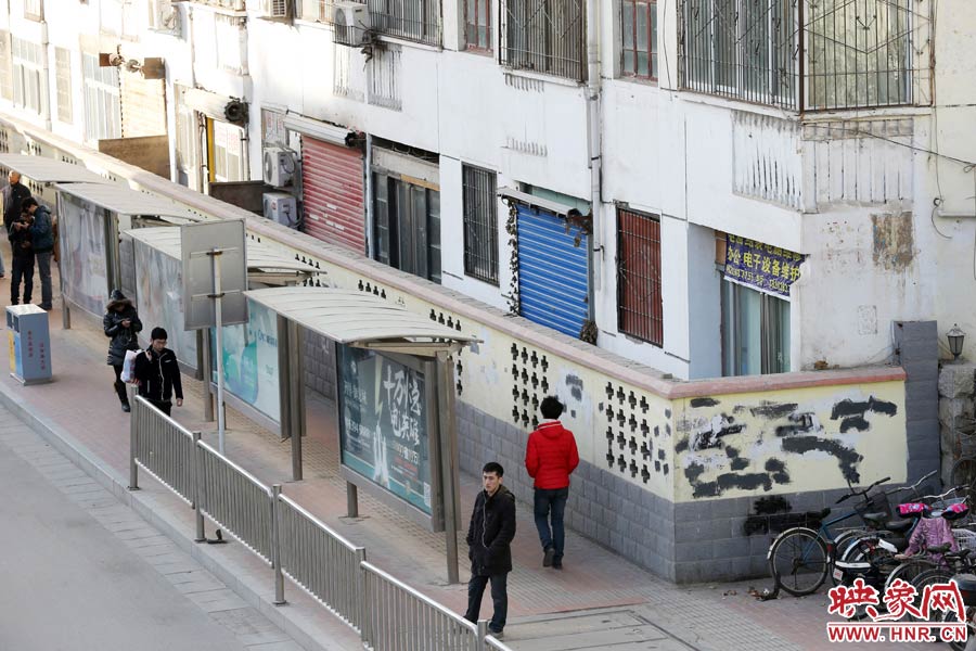 圍墻外是一處公交站牌。