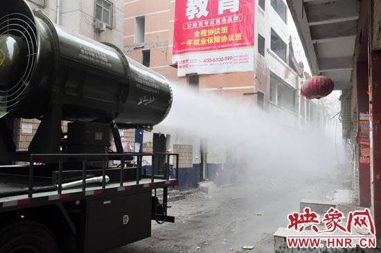 針對(duì)造成霧霾的主兇“建筑工地?fù)P塵”，“霧炮車”降塵除塵效果能到到80%。