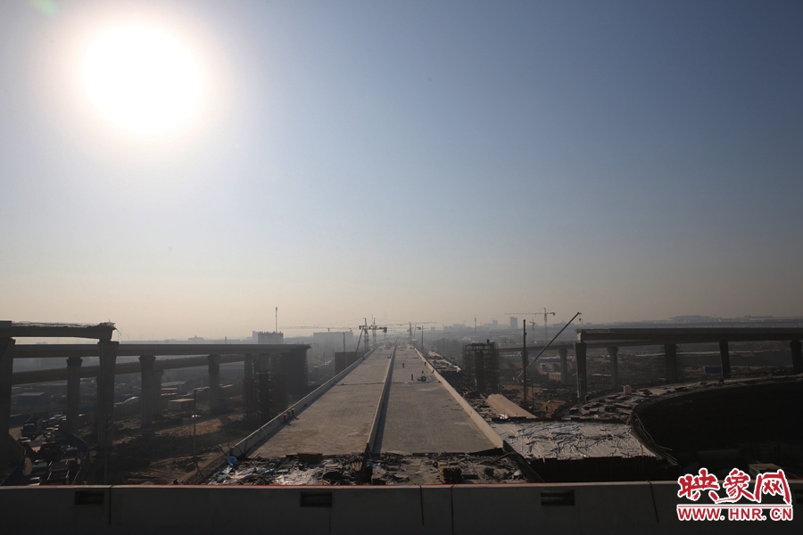 隴海高架從西四環(huán)上方通過。