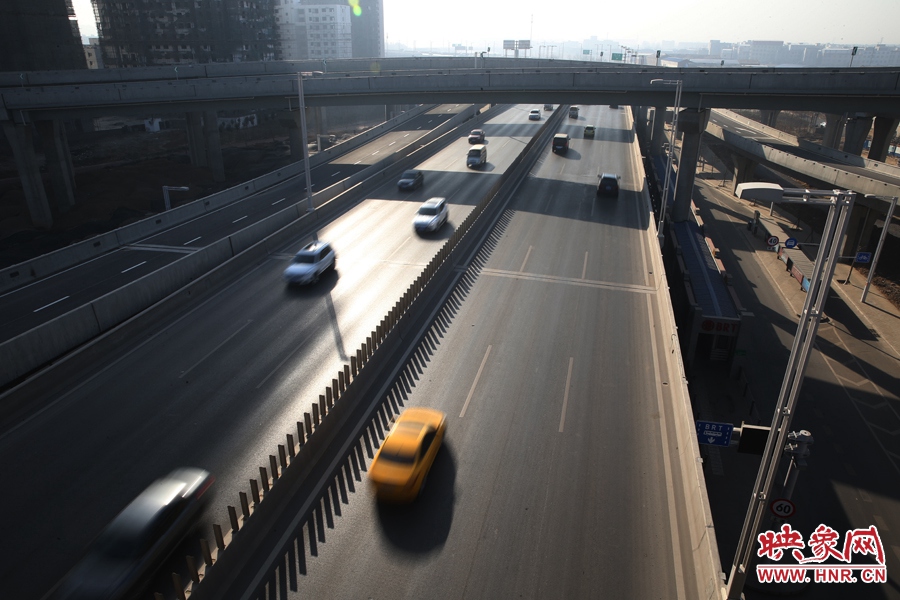 西三環(huán)從隴海高架下穿過。