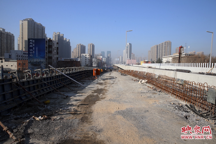 由西向東方向，嵩山南路出口以東，仍在緊張施工中。