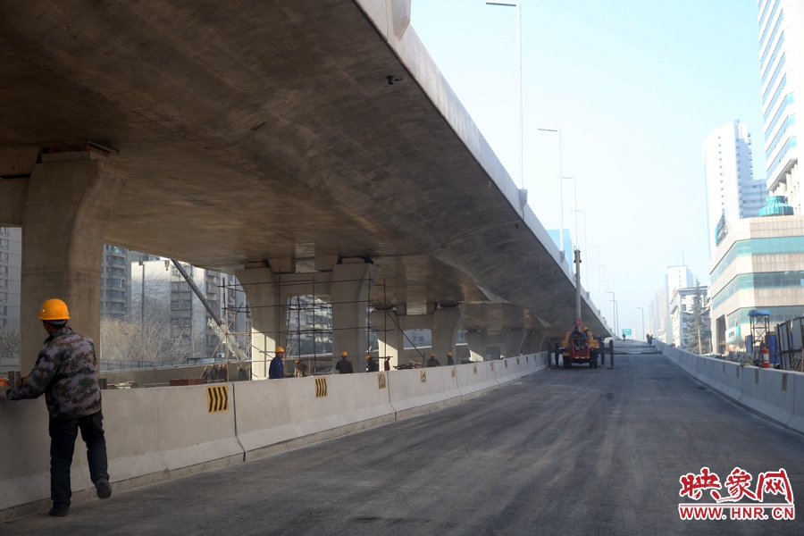 由西向東方向，嵩山南路出口以東，仍在緊張施工中。