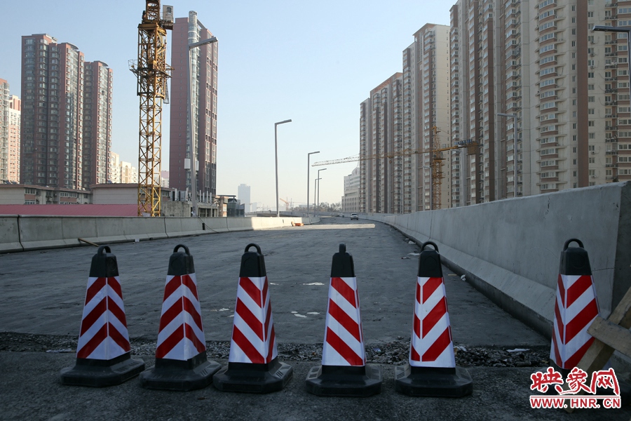 由西向東方向，嵩山南路出口以東，仍在緊張施工中。