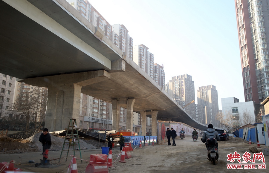 由西向東方向，嵩山南路出口以東，仍在緊張施工中。