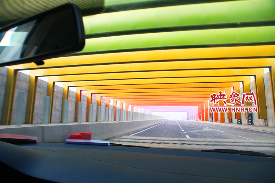 出隧道光線變化由暗到明。