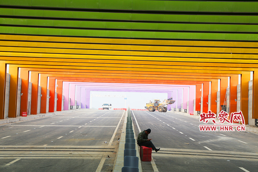 圖為一工人在隧道內(nèi)休息。