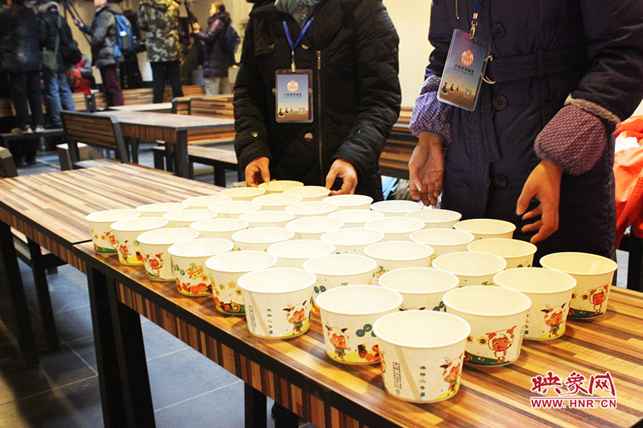 施粥人員準(zhǔn)備了一次性飯盒，方便市民攜帶。