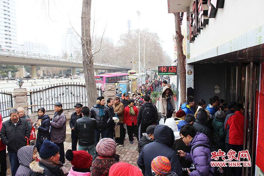 施粥現(xiàn)場(chǎng)排起近百米長(zhǎng)隊(duì)。