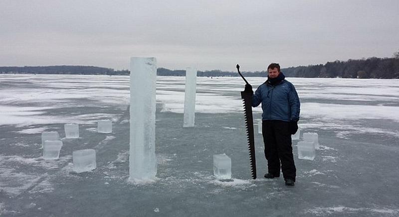 　這5名美國人使用鏈鋸和冰刀切割冰塊，用了2周時間才建成巨大的冰柱巨石陣。（網(wǎng)頁截圖）