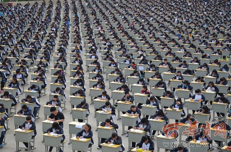 陜西宜川中學1700多考生操場考試 陜西宜川中學1700多考生操場考試