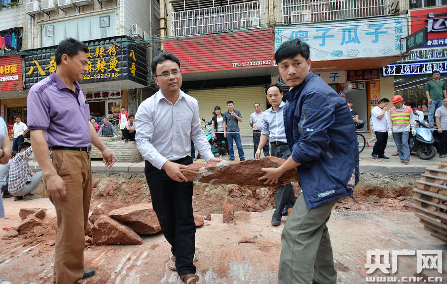 一旦發(fā)現(xiàn)恐龍蛋化石，及時上報，通知公安和文物部門進(jìn)行保護(hù)。