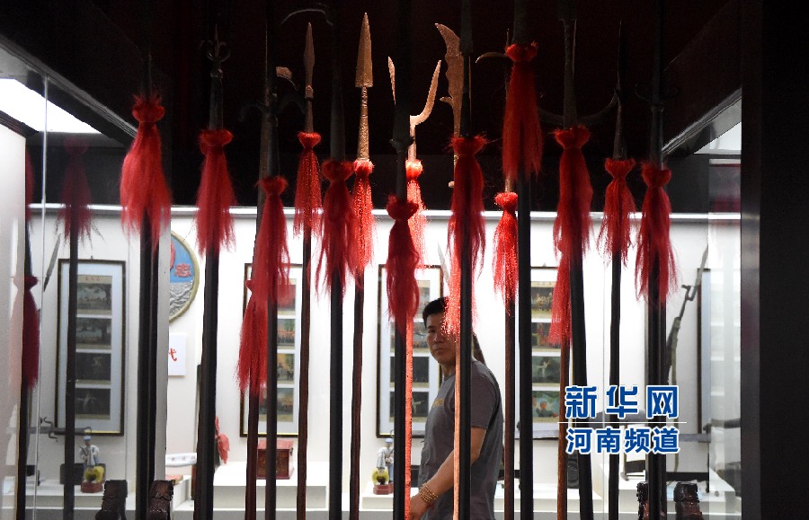 4月26日，參觀者在兵器展覽館內(nèi)參觀。