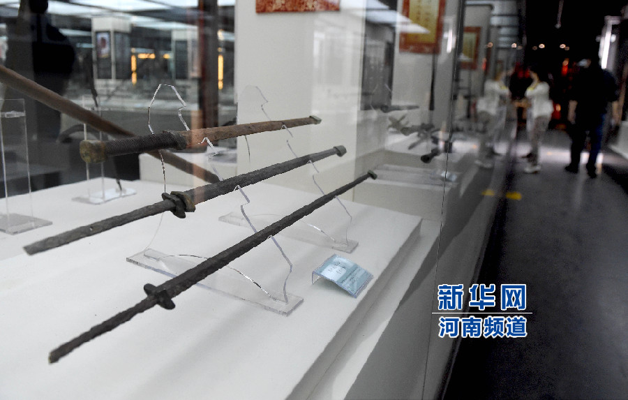 4月26日，參觀者在兵器展覽館內(nèi)參觀。