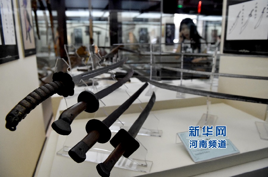 4月26日，參觀者在兵器展覽館內(nèi)參觀。