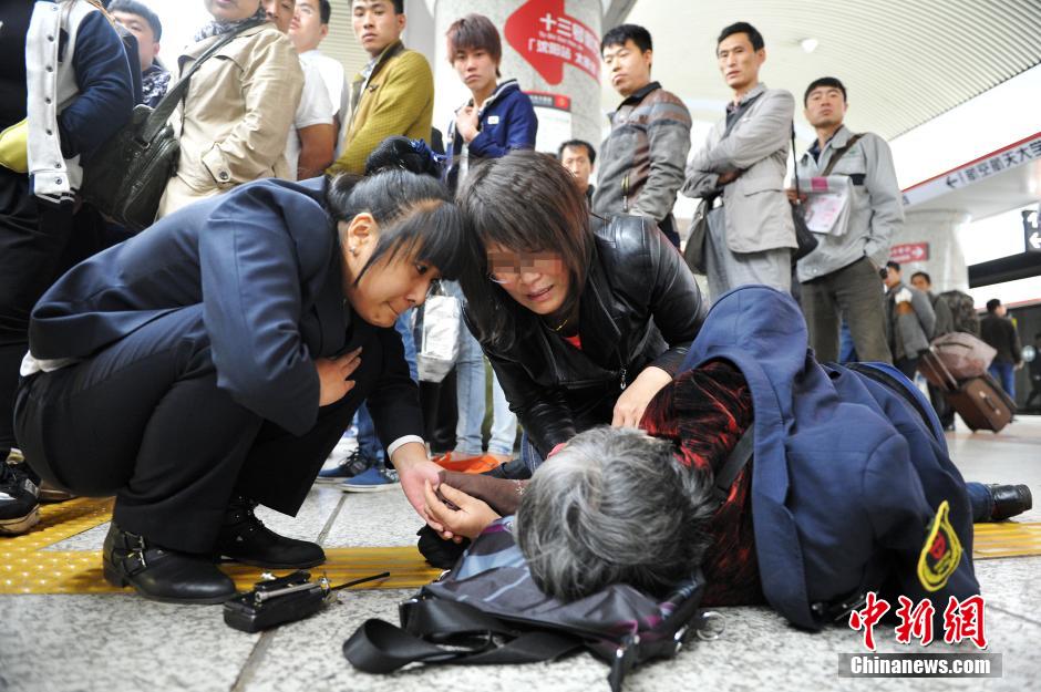 74歲老太地鐵站臺摔倒稱“有老保，不訛人”