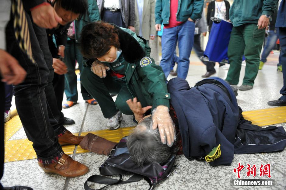 74歲老太地鐵站臺摔倒稱“有老保，不訛人”
