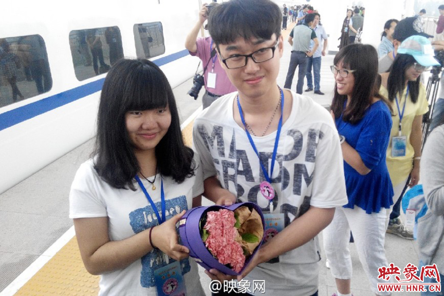 大學(xué)生情侶站臺(tái)深情告白 大學(xué)生情侶站臺(tái)深情告白