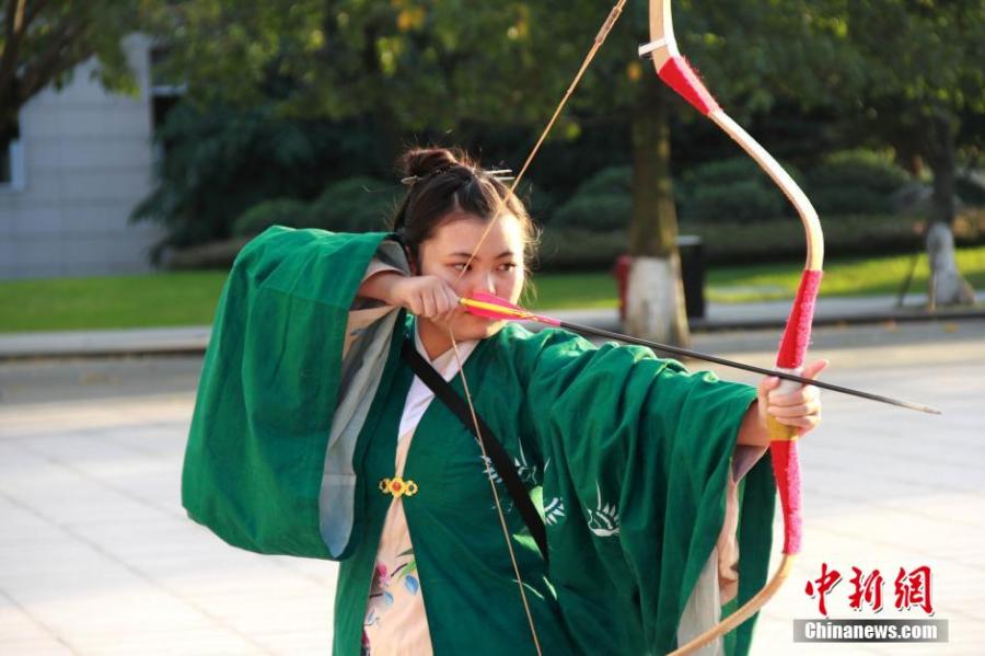 練習(xí)射箭的胡雅潔。