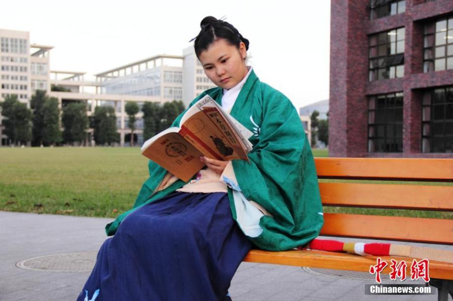 穿漢服在校園讀書的胡雅潔。